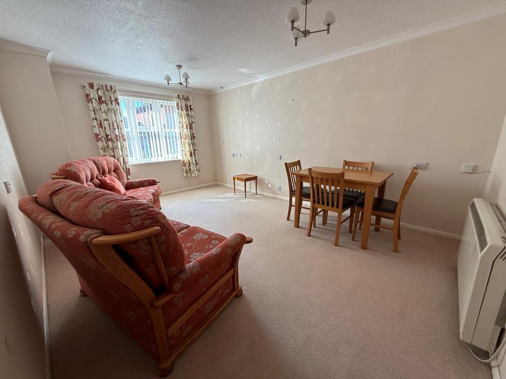 Lot: 128 - TWO-BEDROOM GROUND FLOOR RETIREMENT FLAT - Living room with window to the left side